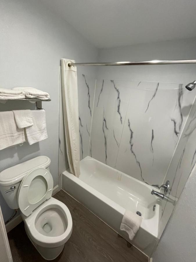 Western Inn West Columbia Экстерьер фото